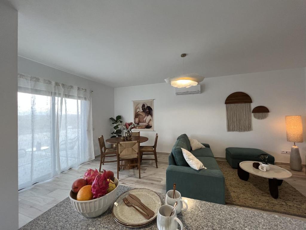 una sala de estar con un sofá y una mesa en 5th Element Espartal, en Aljezur
