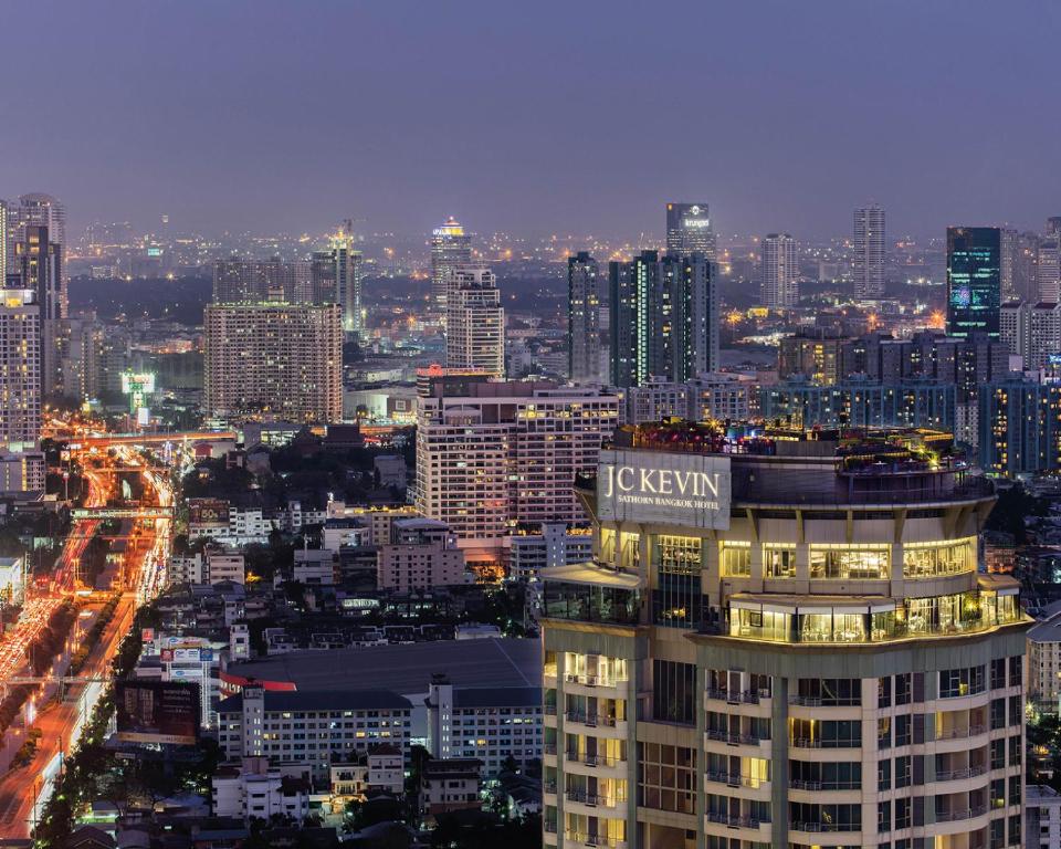 widok na miasto w nocy z w obiekcie JC Kevin Sathorn Bangkok Hotel w mieście Bangkok