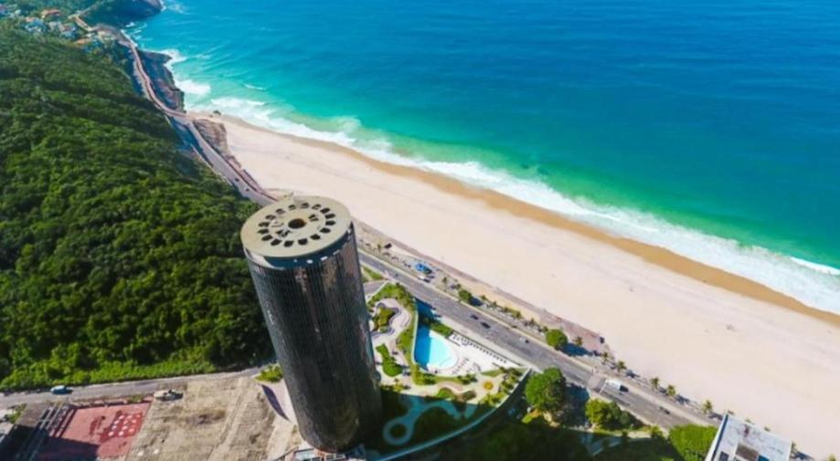 uma vista aérea de uma praia com uma torre do relógio em Hotel Nacional Rio de Janeiro Reveillon no Rio de Janeiro