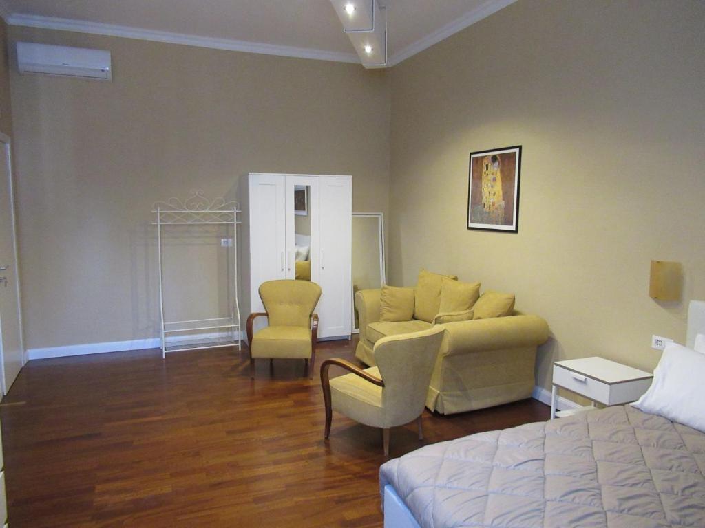 IMPERIAL FORUM RELAIS - Triple Room With Private Bathroom