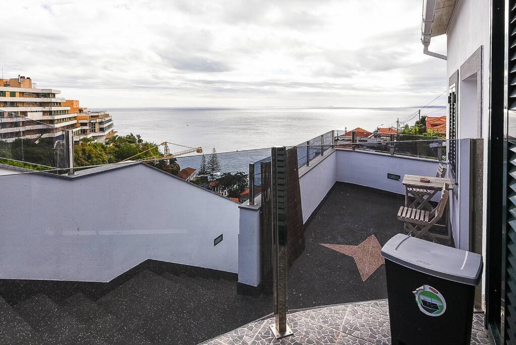 balkon domu z widokiem na ocean w obiekcie Casa do Mar w Funchal