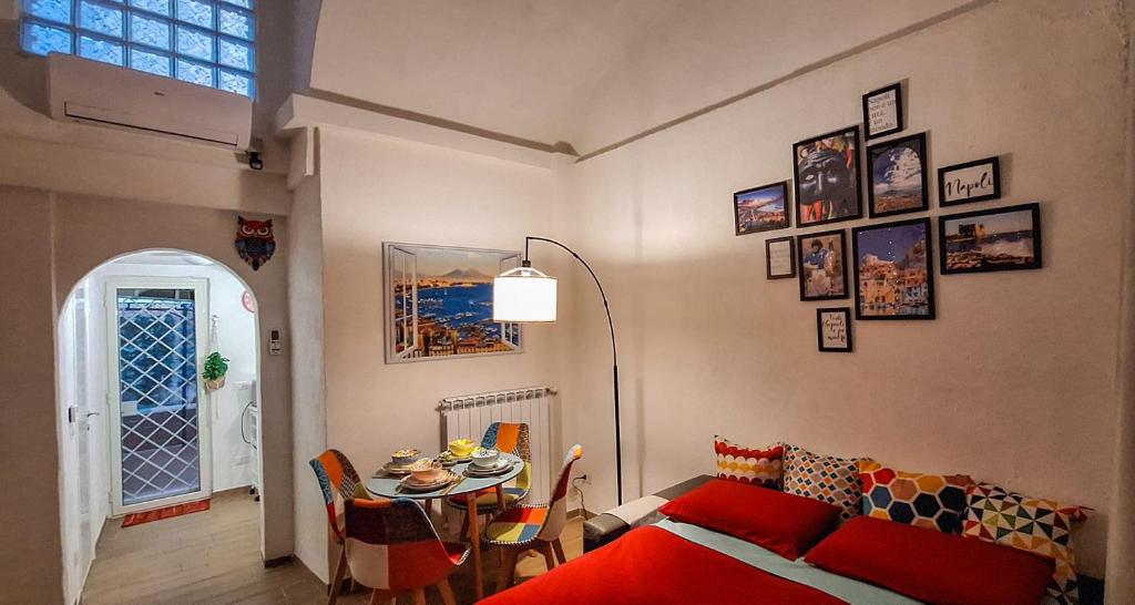 - un salon avec un canapé et une table dans l'établissement La grotta bianca, à Naples