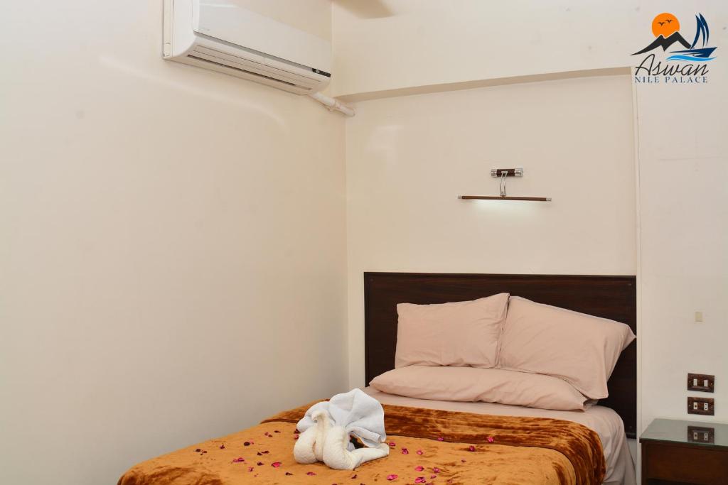 ASWAN NILE PALACE (swimming pool-rooftop-Nile view) - 9