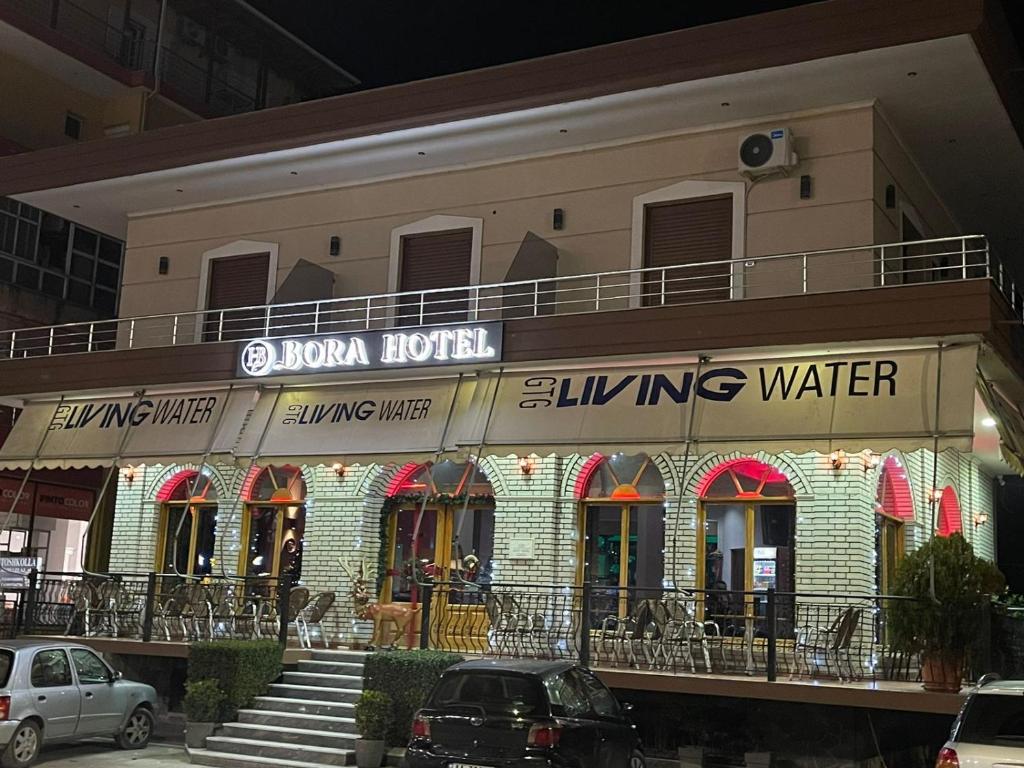 un hotel con balcón en la parte superior de un edificio en Bora Hotel en Gjirokastër