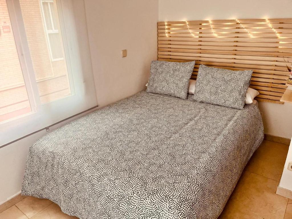 1 dormitorio con cama y ventana en APARTAMENTO 3p MENDIVIL MADRID CENTRO, en Madrid