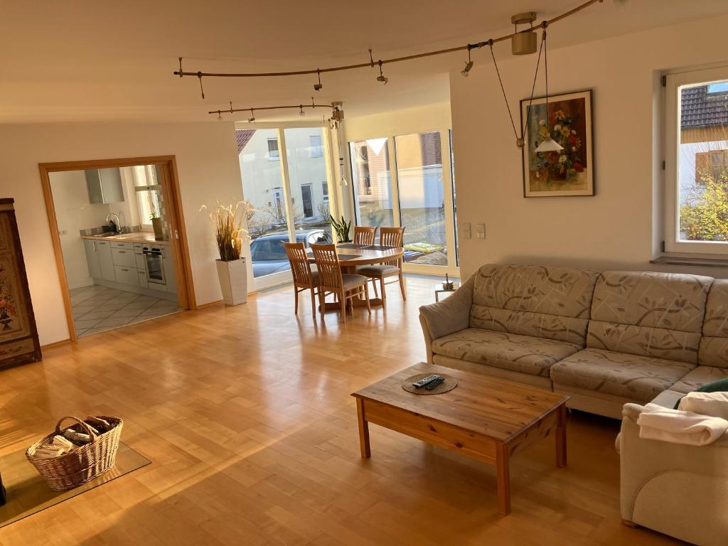 ein Wohnzimmer mit einem Sofa und einem Tisch in der Unterkunft Lorena in Dittelbrunn