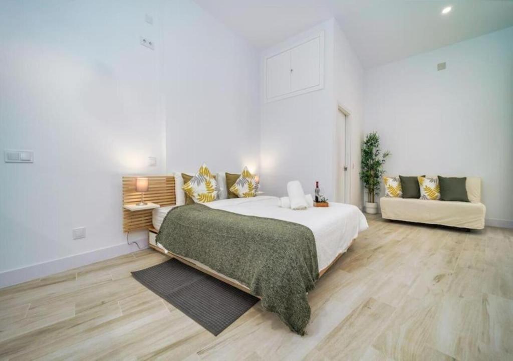 a bedroom with a large bed and a couch at (J6) Loft 4 personas Céntrico Madrid in Madrid