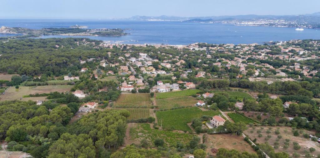 une vue aérienne sur une ville avec des arbres et de l'eau dans l'établissement Gite vue mer panoramique, à Six-Fours-les-Plages
