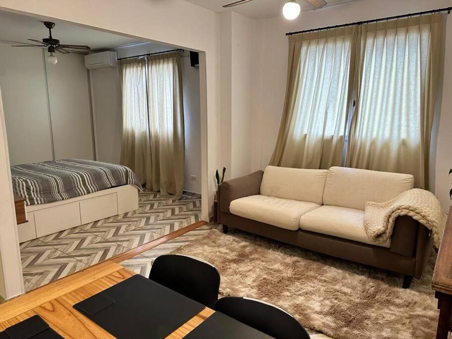 sala de estar con sofá y cama en Tu Depto! comodo y paquete! en Buenos Aires