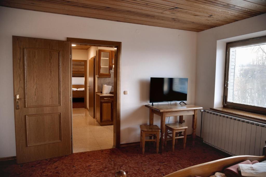 TV a/nebo společenská místnost v ubytování Rooms and Apartments Panker