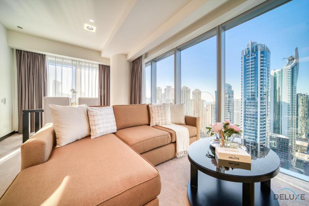 uma sala de estar com um sofá e uma mesa em Flawless 2BR at The Address Residences Dubai Marina by Deluxe Holiday Homes em Dubai