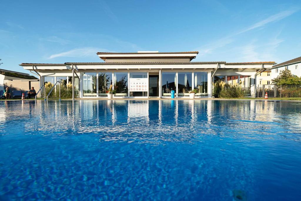 Bazén v ubytování BEECH Resort Boltenhagen nebo v jeho okolí
