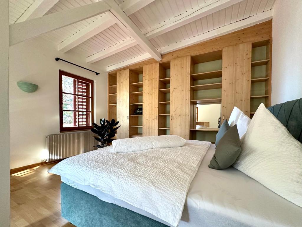ein Schlafzimmer mit einem großen weißen Bett in einem Zimmer in der Unterkunft Villa Seeblick 1908 in Bregenz