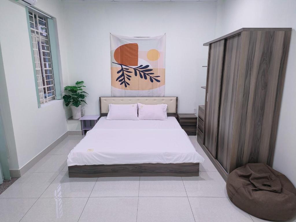 - une chambre avec un grand lit dans l'établissement Góc Hải Phòng Homestay Q4, à Hô-Chi-Minh-Ville