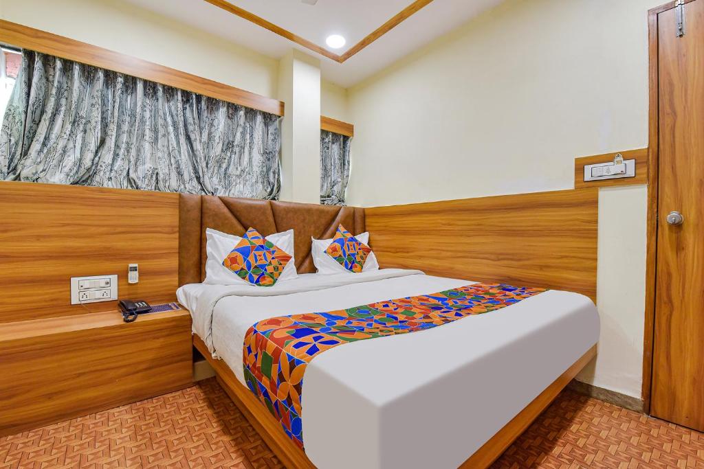 ein Schlafzimmer mit einem großen Bett in einem Zimmer in der Unterkunft FabExpress Silver Inn in Ahmedabad