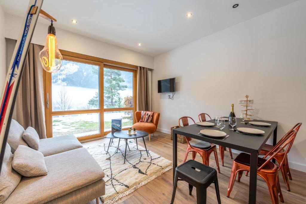 un salon avec une table et un canapé dans l'établissement Sweet Home Brevent - Happy Rentals, à Chamonix-Mont-Blanc