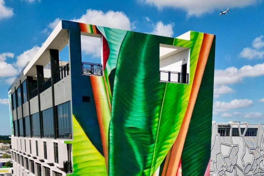 マイアミにあるMoxy Miami Wynwoodの飛行機の着物が並ぶカラフルな外観の建物