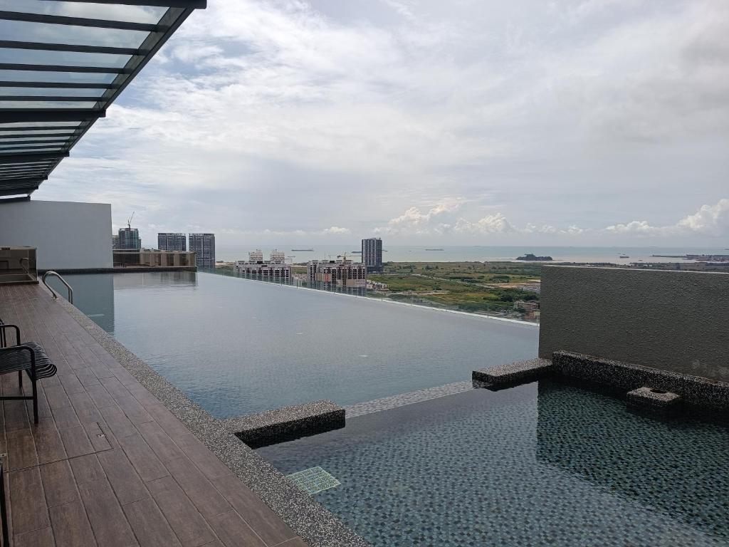 une piscine sur le toit d'un bâtiment dans l'établissement Sky InfinityPool 2R2B 2-6pax 5minJonker Malacca, à Malacca