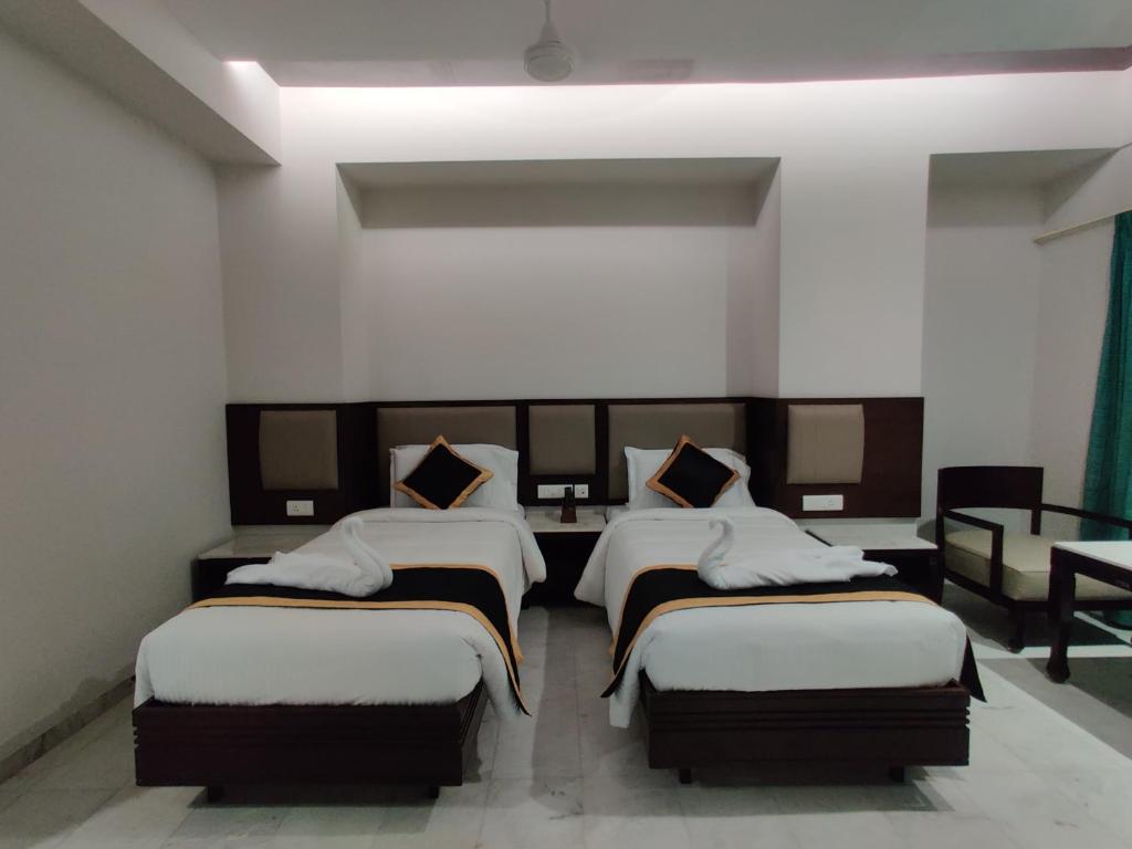Postel nebo postele na pokoji v ubytování Hotel Saratharajans