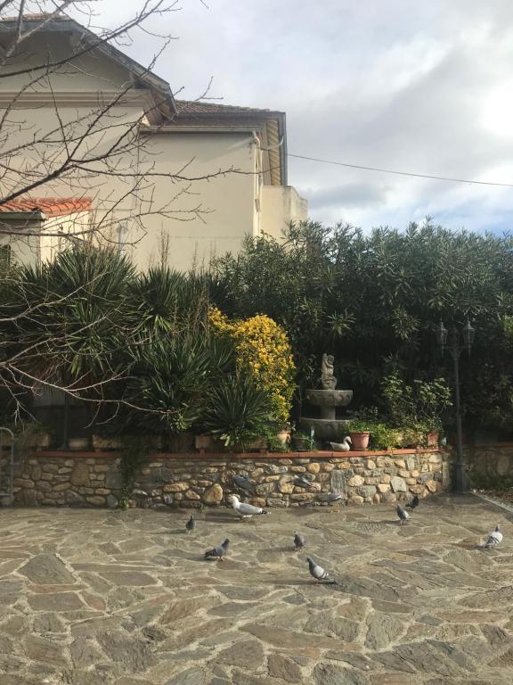 Zahrada ubytování Hébergements à La Rive, Accueil ouvert tous les jours jusqu'à 20h00 dernier délai, depuis 30 ans ! Réserver ici svp ! Merci ! Aucun règlement à distance accepté, Paiement par CB, Espèces, Chèque ou Chèques-Vacances impérativement à la remise des clefs !