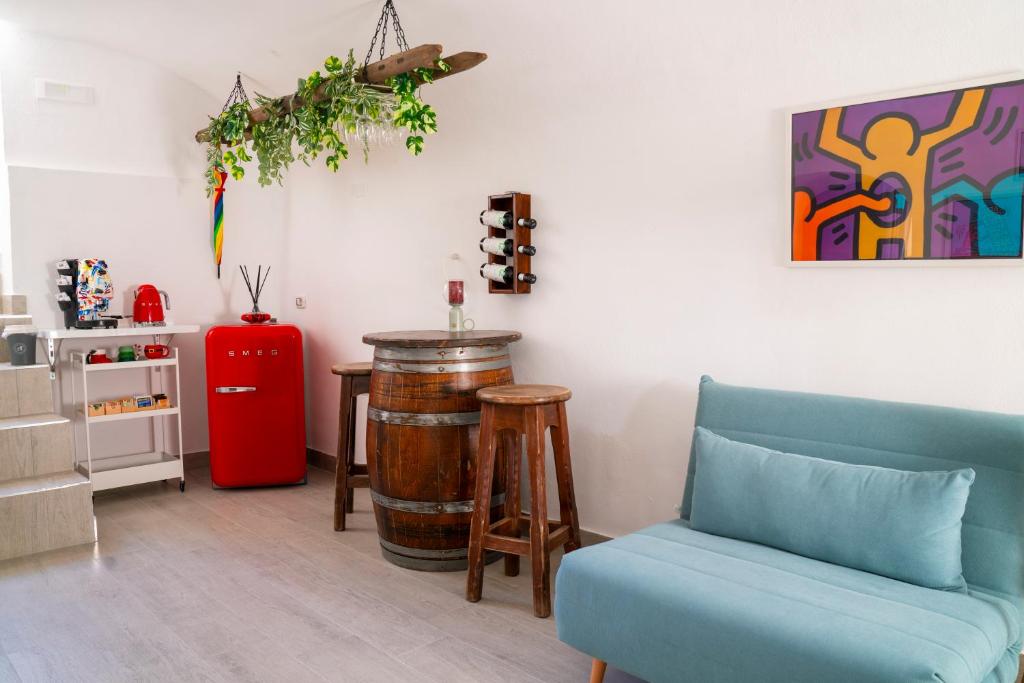 ein Wohnzimmer mit einer Bar, einem Stuhl und einem Fass in der Unterkunft Conte Bed & Breakfast Salerno Centro in Salerno