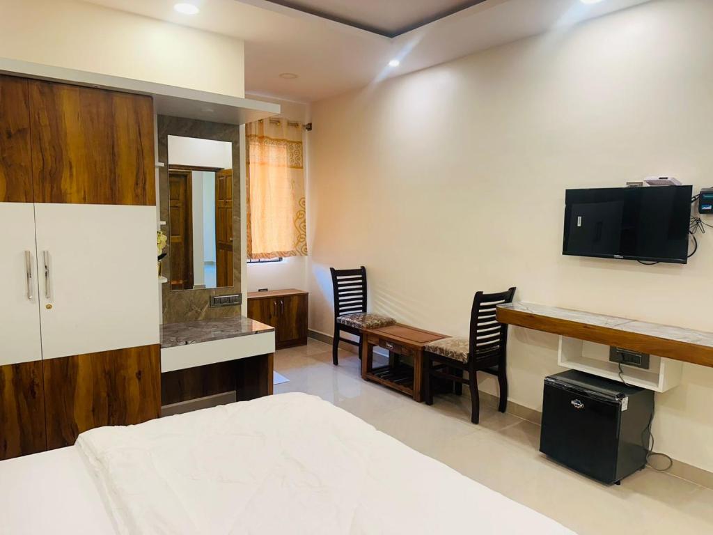 YATRI NIVAS SAGARA ( AC AND NON-AC DELUXE ROOMS) - Budget Double Room