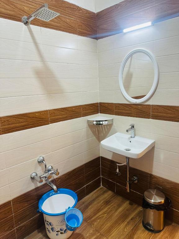 YATRI NIVAS SAGARA ( AC AND NON-AC DELUXE ROOMS) - Chambre Double De Luxe (2 Adultes + 1 Enfant)