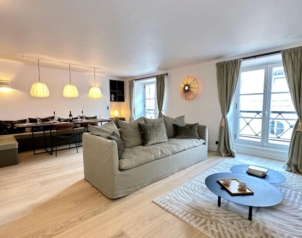 un salon avec un canapé et une table dans l'établissement Spacious Luxembourg Garden Family Flat, à Paris
