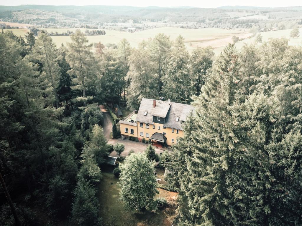 eine Luftansicht eines von Bäumen umgebenen Hauses in der Unterkunft Thüringer Waldbaude in Tambach-Dietharz