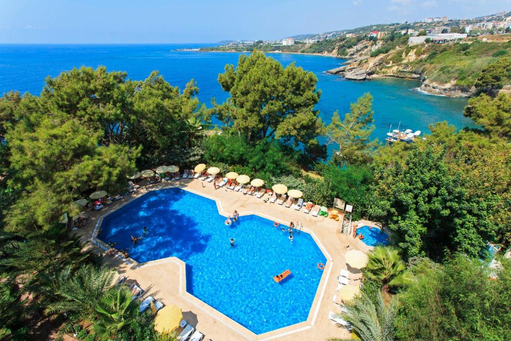 uma vista aérea de uma piscina ao lado do oceano em İNCEKUM WEST OTEL em Alanya