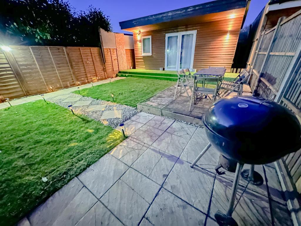 Stunning Studio Garden House - Free Wifi & Parking - One-Bedroom House