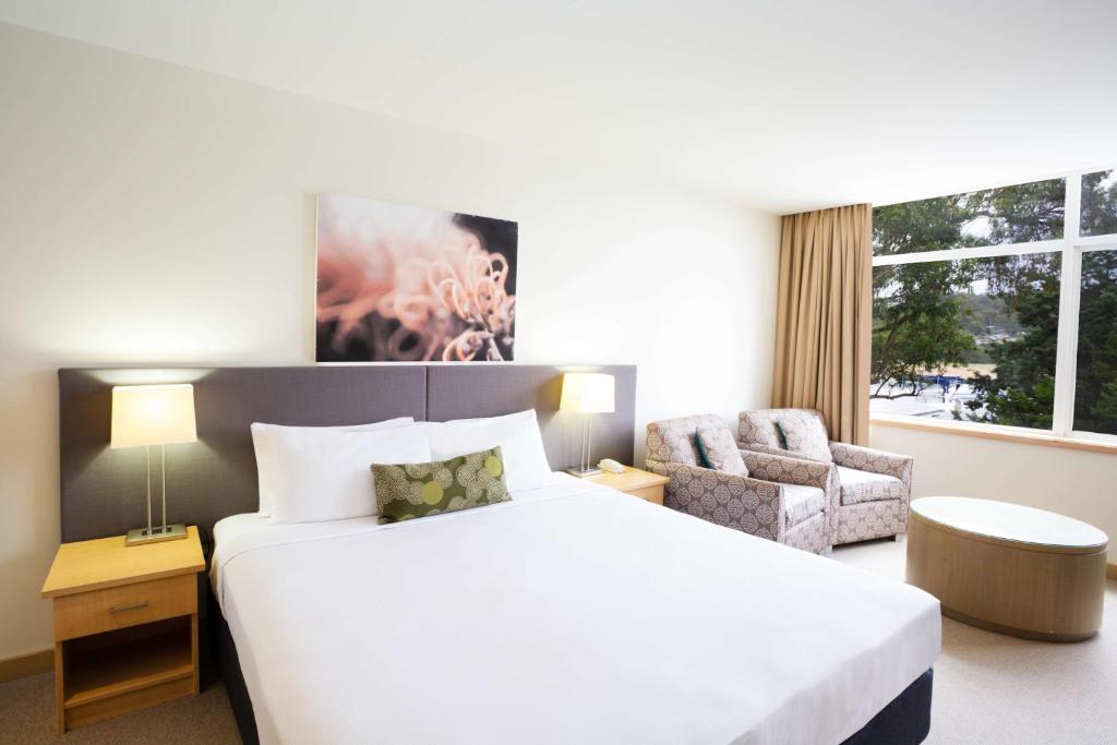 Кровать или кровати в номере Mirage Hotel Newport