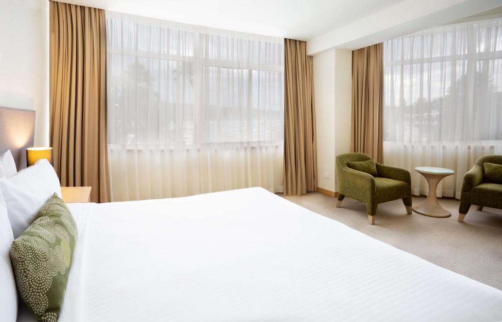 Кровать или кровати в номере Mirage Hotel Newport