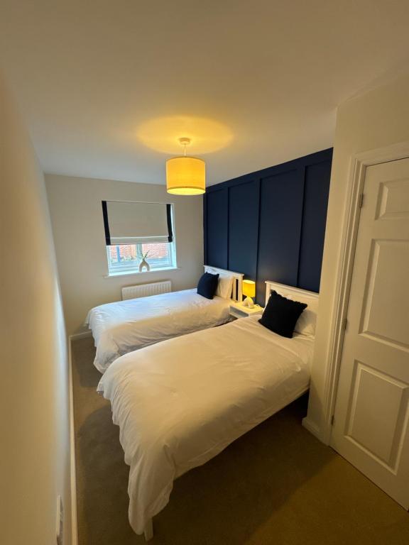 1 dormitorio con 2 camas y ventana en Ground Floor Stratford Flat en Stratford-upon-Avon