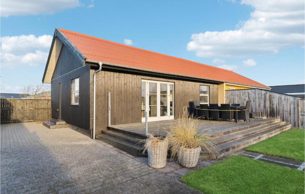 une maison avec un toit orange et une terrasse en bois dans l'établissement Amazing Home In Skagen With Kitchen, à Skagen