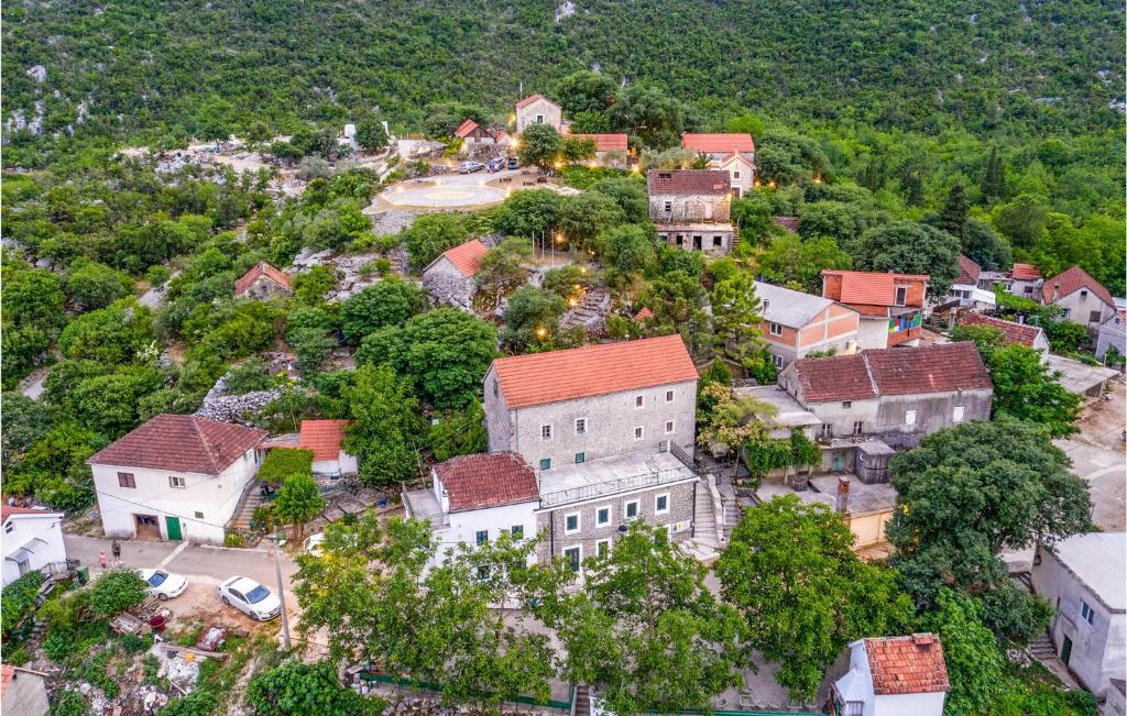 una vista aérea de un pueblo en una colina en Pet Friendly Home In Vrgorac With Wi-fi, en Vrgorac