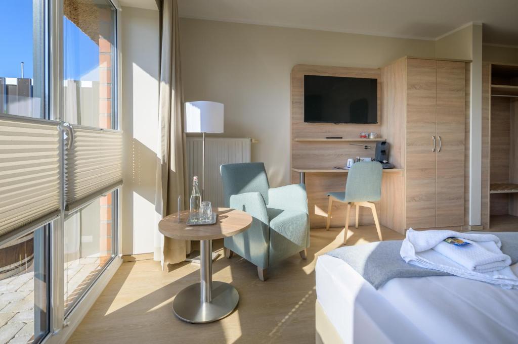 Postel nebo postele na pokoji v ubytování Nordsee-Hotel Arlau-Schleuse