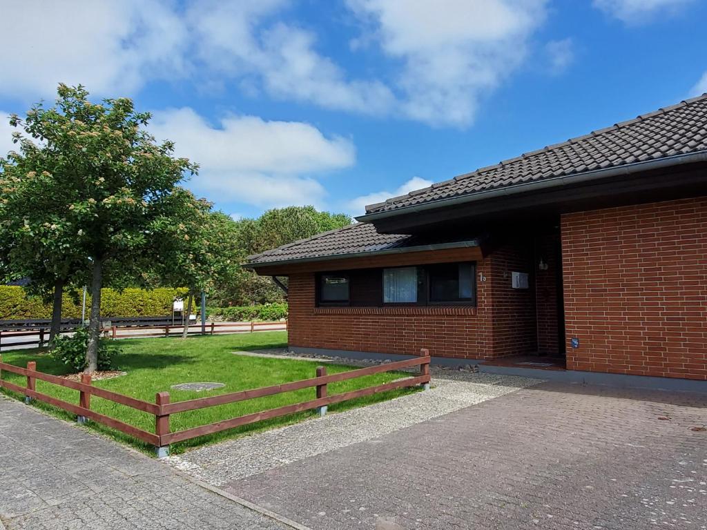 Ferienhaus Hermann mit Garten, Terrasse, Kamin und 300m zum Deich