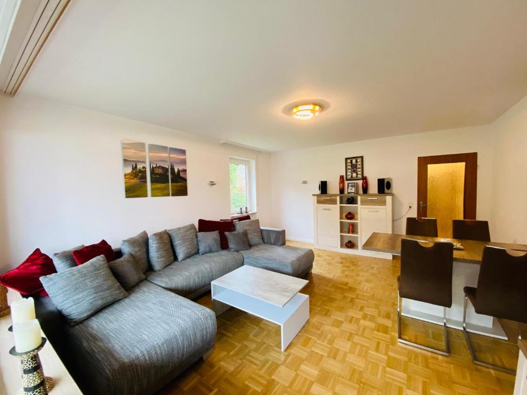 uma sala de estar com um sofá e uma mesa em Am Gallerturm mit Seeblick em Überlingen