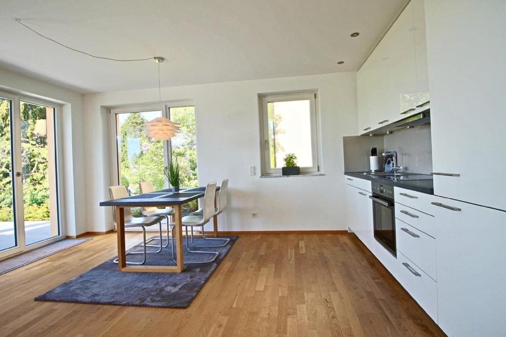 eine Küche und ein Esszimmer mit einem Tisch und Stühlen in der Unterkunft La Terrazza in Überlingen