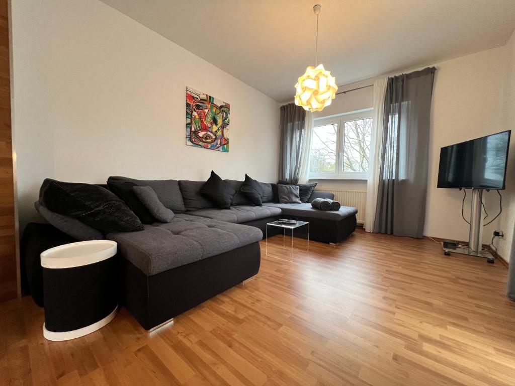 een woonkamer met een bank en een flatscreen-tv bij Ferienwohnung am Bodensee "Zum Salm" in Nußdorf