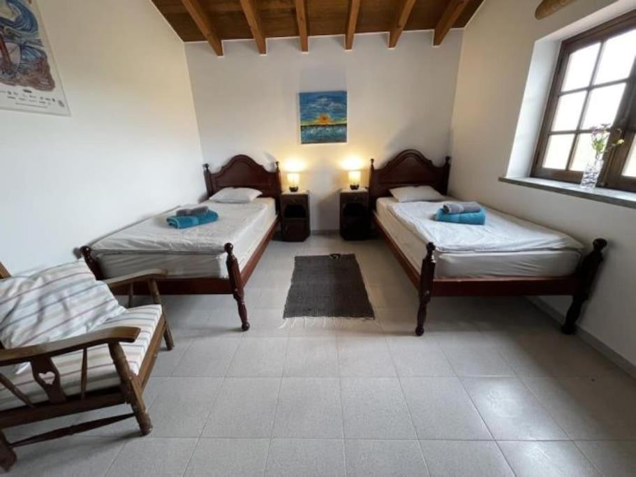 Cette chambre comprend 2 lits et un canapé. dans l'établissement Da Silva Surfcamp- 2 Bettzimmer mit Frühstück, à Lourinhã