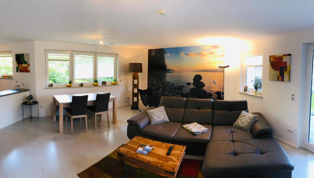 una sala de estar con un sofá y una mesa en Ferienwohnung Uferresidenz, en Überlingen