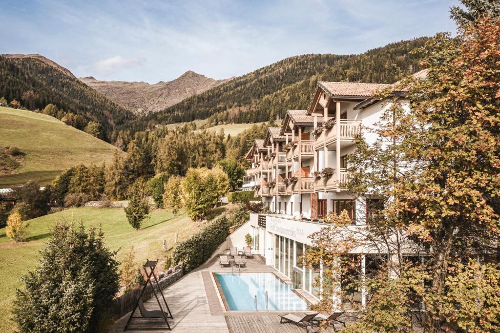 um hotel nas montanhas com piscina em Falkensteiner Hotel & Spa Sonnenparadies em Terento