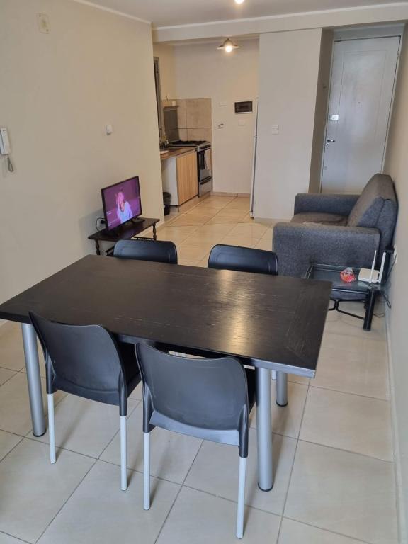 - une salle à manger avec une table, des chaises et un canapé dans l'établissement HERMOSO - CONFORT con Balcón en Gral Paz, à Córdoba