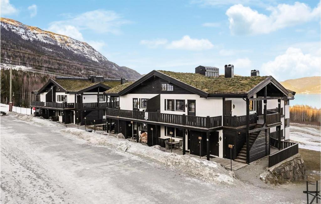 um grupo de casas ao lado de uma estrada em Stunning Apartment In Noresund With Kitchen em Noresund