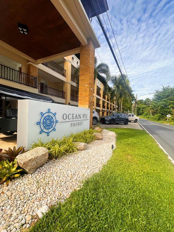 un panneau indiquant un hôtel en bord de mer devant un bâtiment dans l'établissement Ocean Pie Phuket, à Rawai Beach