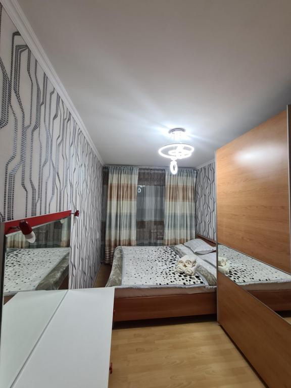 Habitación pequeña con 2 camas. en уютная квартира, en Shymkent