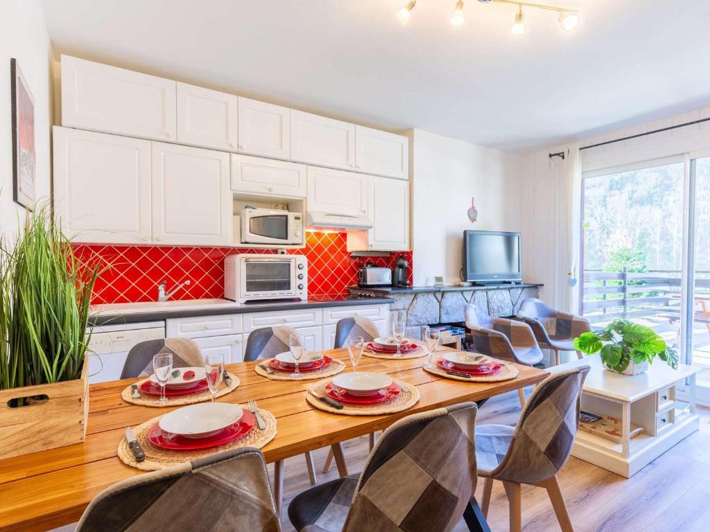 eine Küche und ein Esszimmer mit Tisch und Stühlen in der Unterkunft Appartement idéal pour 6 personnes, avec terrase de 24m², proche téléphérique et commerces - FR-1-296-459 in Saint-Lary-Soulan