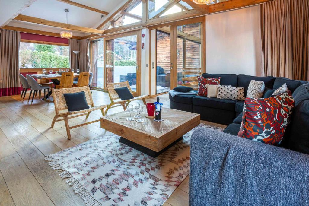 un salon avec un canapé bleu et une table dans l'établissement Chalet Union - Chamonix All Year, à Chamonix-Mont-Blanc